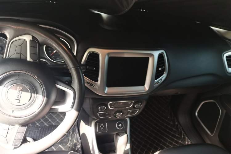 Used  Compass 2017 200T Automatic Family Edition
