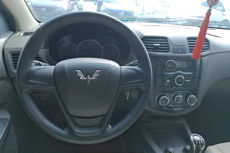 Used Wuling Hongguang 2015 1.5L S Basic Version China V Standard
