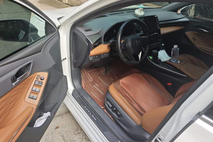 Used Toyota Avalon 2019 Dual-Engine 2.5L XLE Prestige Version China VI Standard
