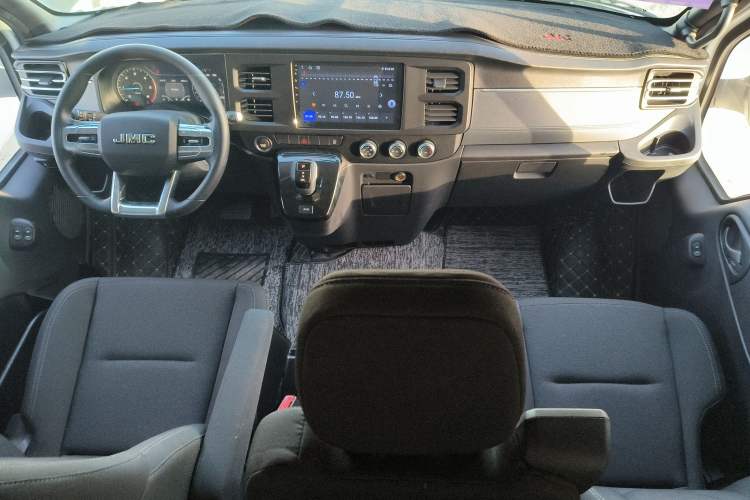 Used JMC Fushun 2025 2.0T 8AT Diesel Mid-Roof Mid-Height Commercial Multi-Purpose 7-Seater Passenger Vehicle
