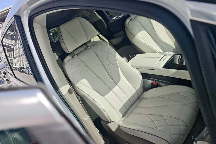 Used Denza D9 2022 DM-i 970 Four-Wheel Drive Prestige Model
