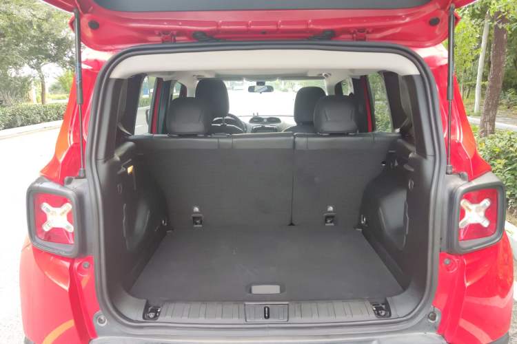 Used  Renegade 2019 220T Automatic Leading Edition