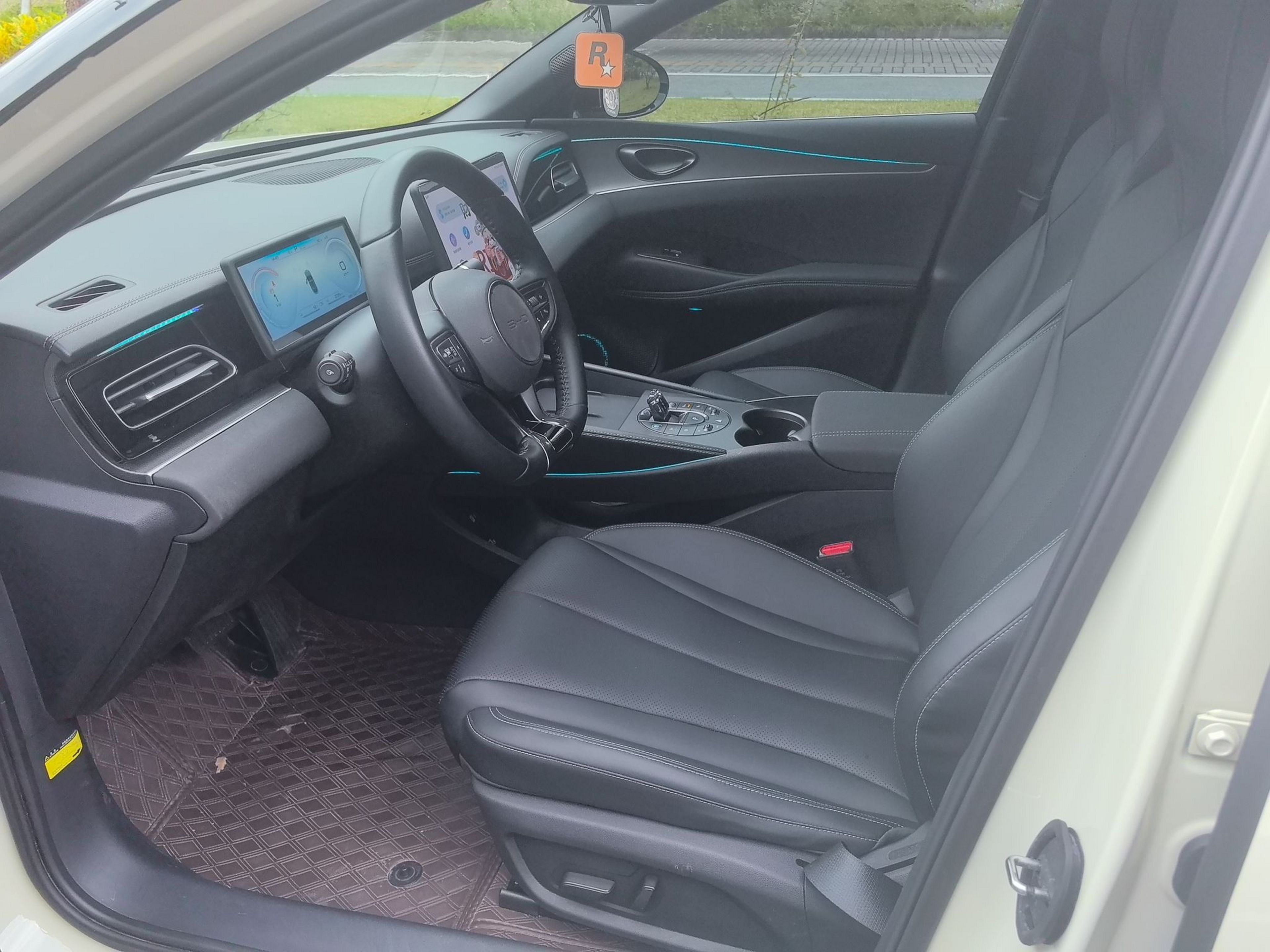 Переднее сиденье в автомобиле