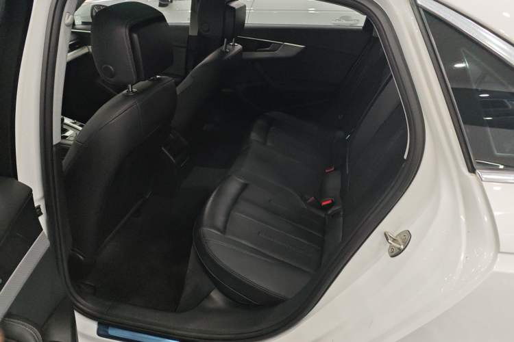 Used Audi A4L 2020 40 TFSI Fashionable and Elegant Model
