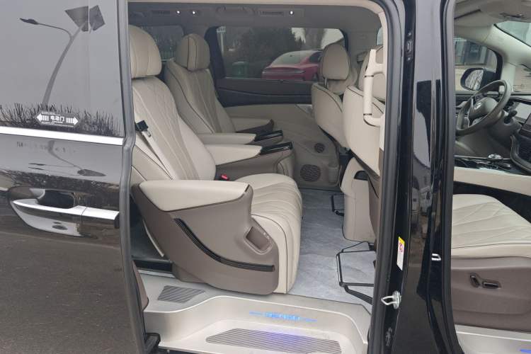 Used Denza D9 2022 DM-i 1040 Prestige Model