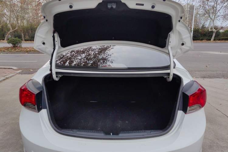 Used Hyundai Elantra 2015 1.6L Manual Fashion Edition
