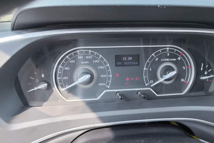 Used SAIC MAXUS Xintu V80 2024 Aotuntong Value Edition 6MT Short Wheelbase Ultra-Low Roof 127 Ps 5/6 Seats
