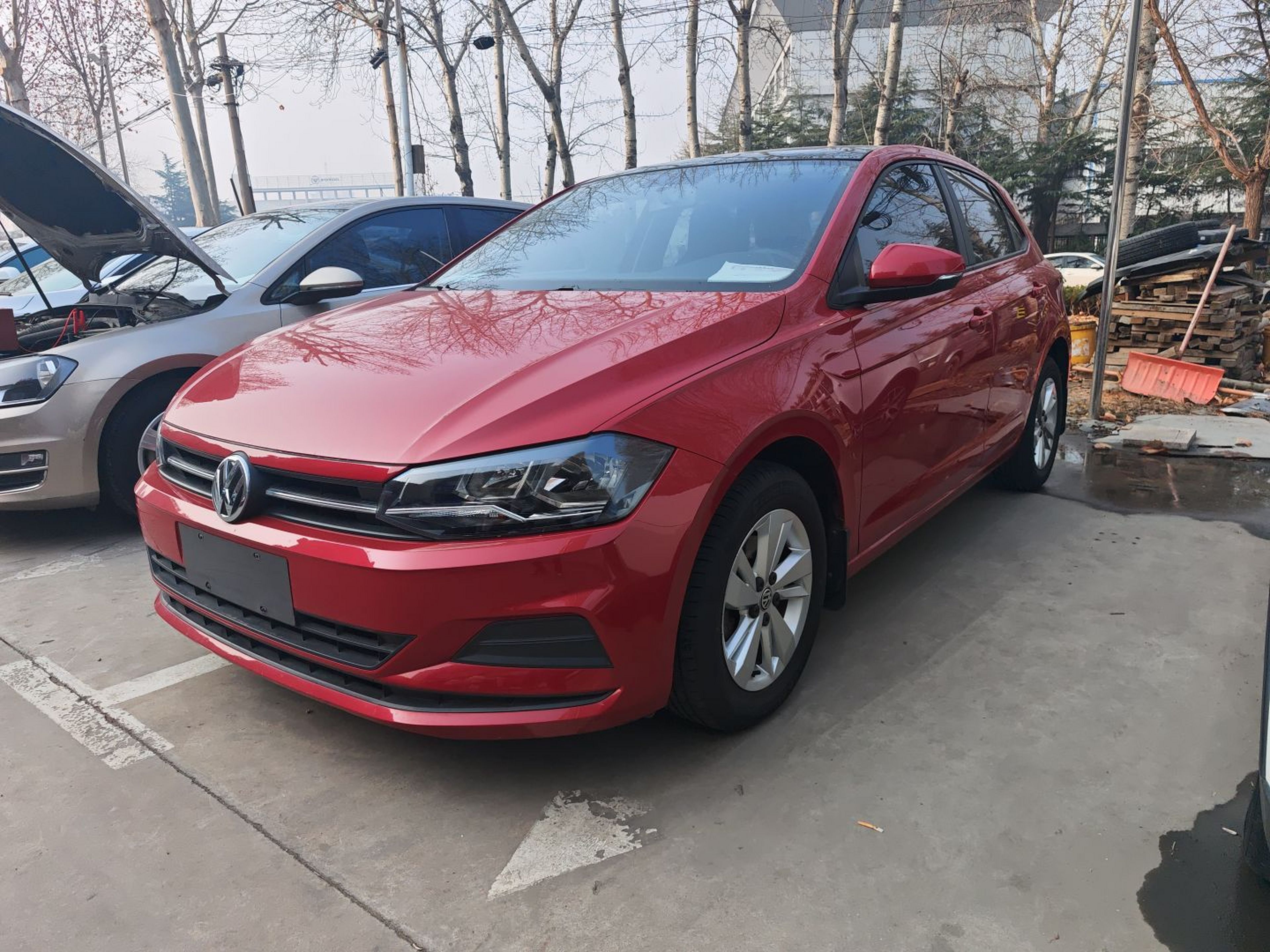 تحت مقدمة السيارة