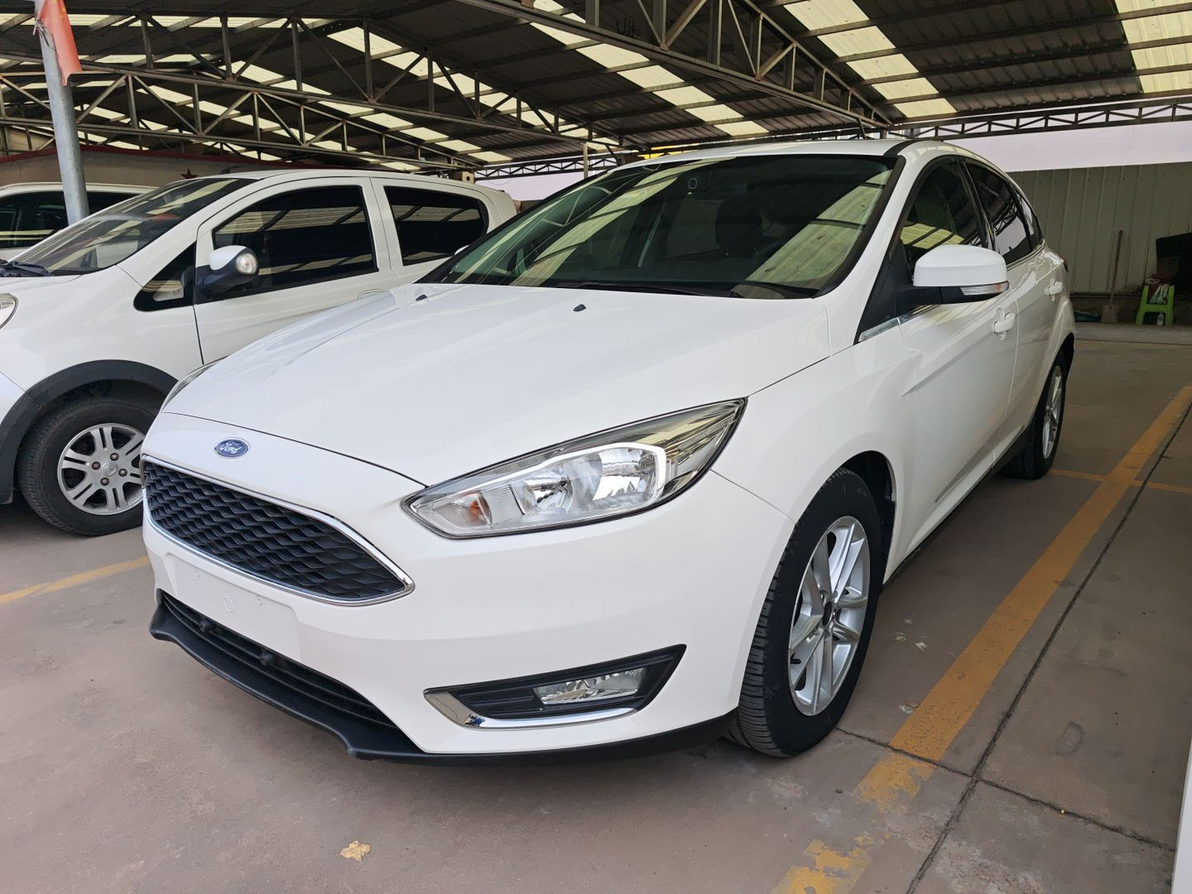 تحت مقدمة السيارة