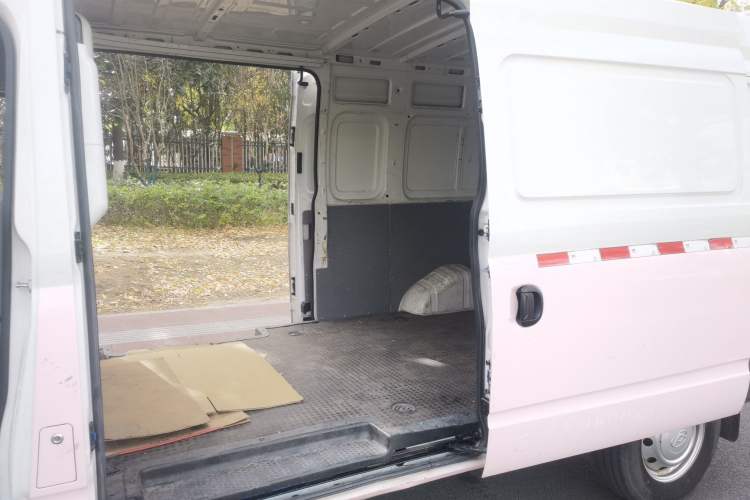 Used SAIC MAXUS Xintu V80 2021 2.0T Manual Classic City Delivery King Long Wheelbase Mid-Roof 3 Seats
