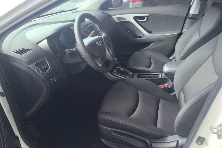 Used Hyundai Elantra 2016 1.6L Automatic Smart Version
