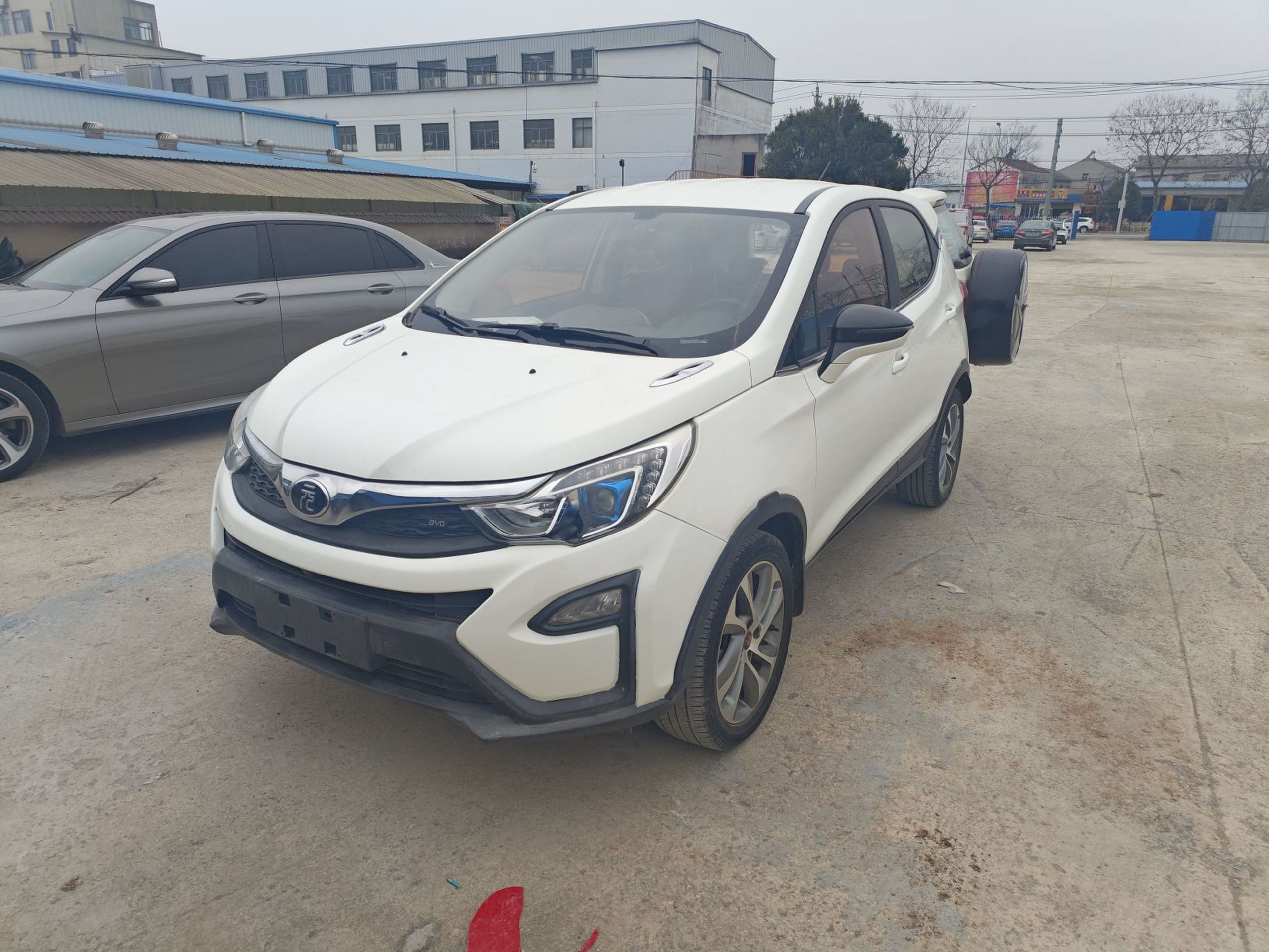 Под передней частью автомобиля