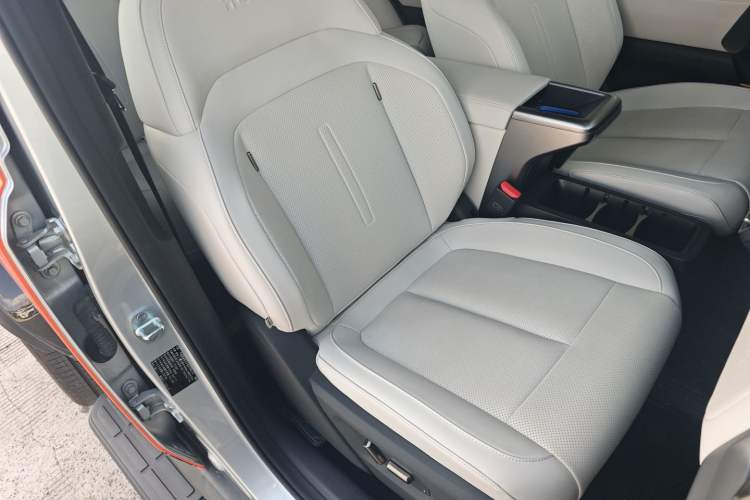 Used  V23 2025 401 Two-Wheel Drive Intelligent Driving Version
