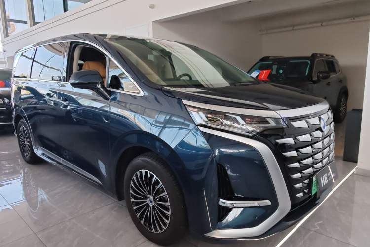 Used Denza D9 2022 DM-i 945 Luxury Model
