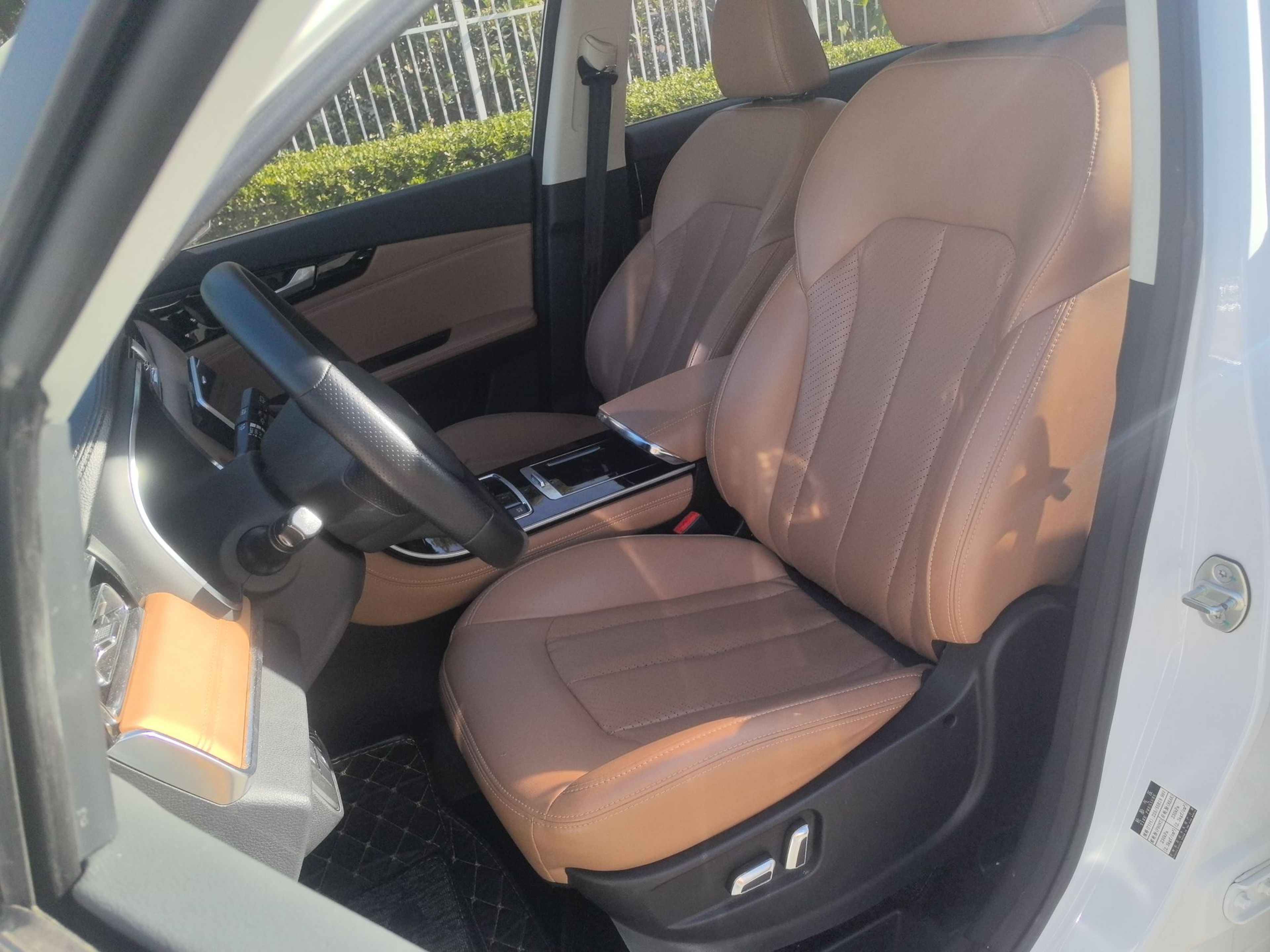 المقاعد الأمامية داخل السيارة