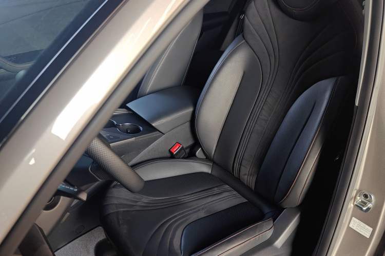 Used Roewe D5X DMH 2024 135 Flagship Edition
