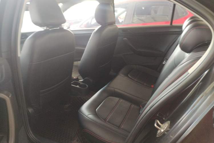 Used Volkswagen Santana 2015 1.6L Manual Fashion Edition
