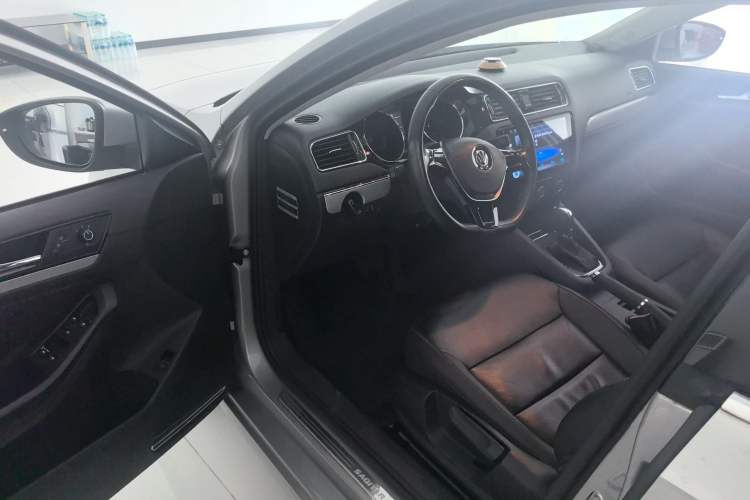 Used Volkswagen Sagitar 2015 1.6L Automatic Comfort Model
