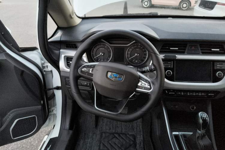 Used Geely Auto Vision X3 2019 Upgraded Model 1.5L Manual Luxury Version
