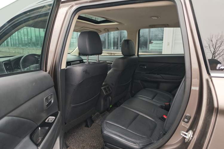 Used Mitsubishi Outlander 2019 2.4L 4x4 Zhi Xiang Edition 7 Seats China V Emission Standard