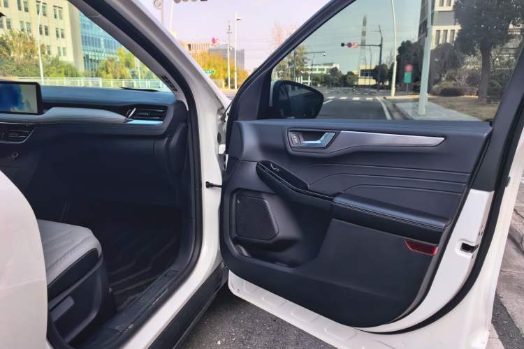 Used Ford Escape 2020 EcoBoost 245 Two-Wheel-Drive Titanium Edition
