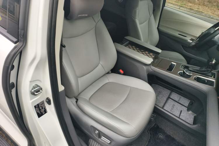 Used Toyota Sienna 2023 2.5L Hybrid Luxury Edition