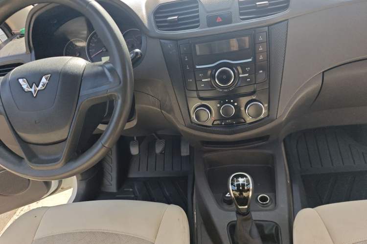 Used Wuling Hongguang 2015 1.5L S Basic Version China V Standard
