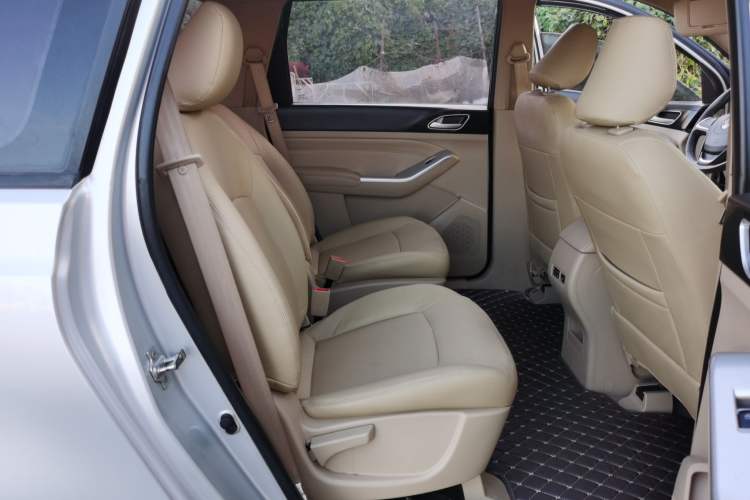 Used Baojun 730 2014 1.5L manual standard trim 7 seats
