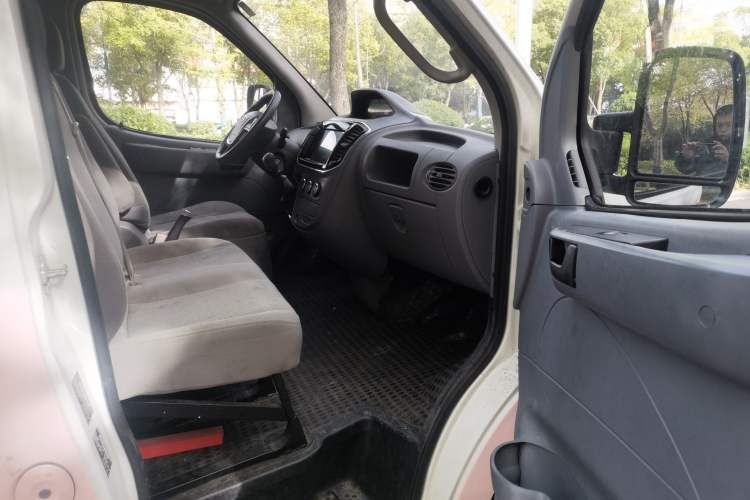 Used SAIC MAXUS Xintu V80 2021 2.0T Manual Classic City Delivery King Long Wheelbase Mid-Roof 3 Seats
