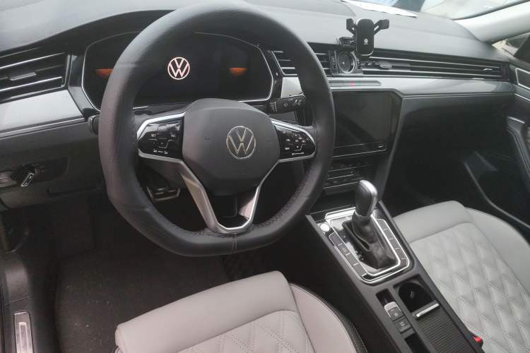 Used Volkswagen Magotan 2023 2 Million Units Limited Edition 330TSI DSG Leading Version
