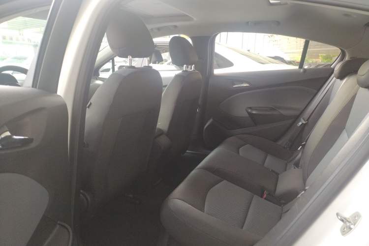 Used Chevrolet Cruze 2017 1.5L Automatic Pioneer Sunroof Edition
