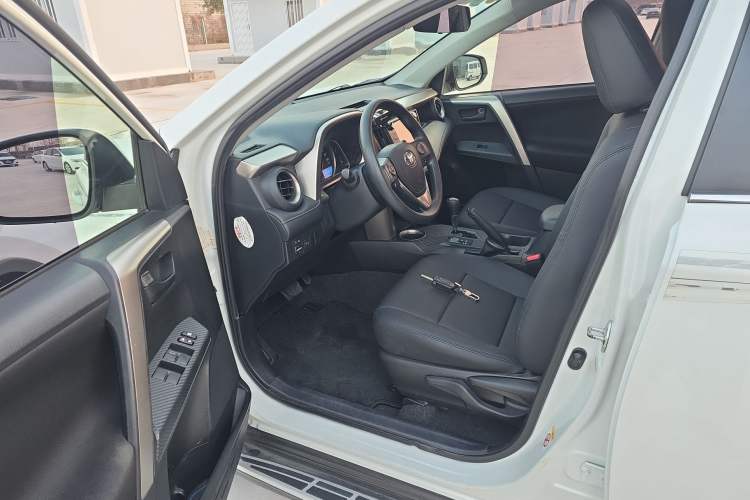 Used Toyota RAV4 2015 2.0L CVT Two-Wheel Drive Fashion Edition