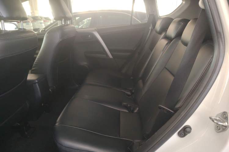 Used Toyota RAV4 2019 2.0L CVT Two-Wheel Drive Luxury Version China VI Standard
