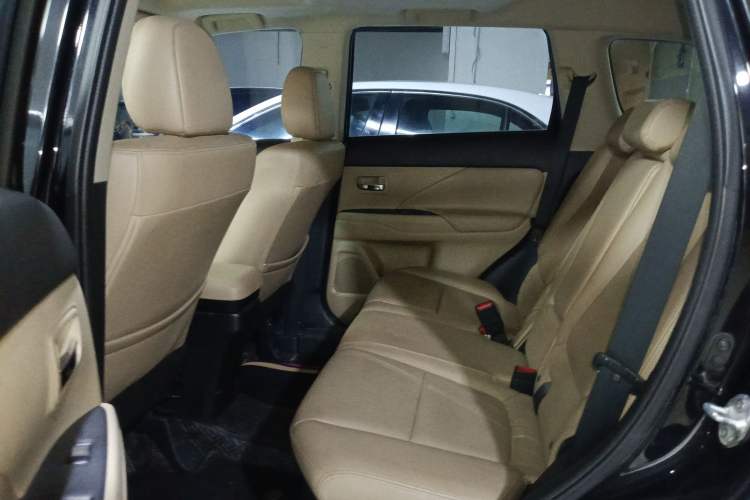 Used Mitsubishi Outlander 2013 2.4L 4x4 Luxury Navigation Edition 5 Seats
