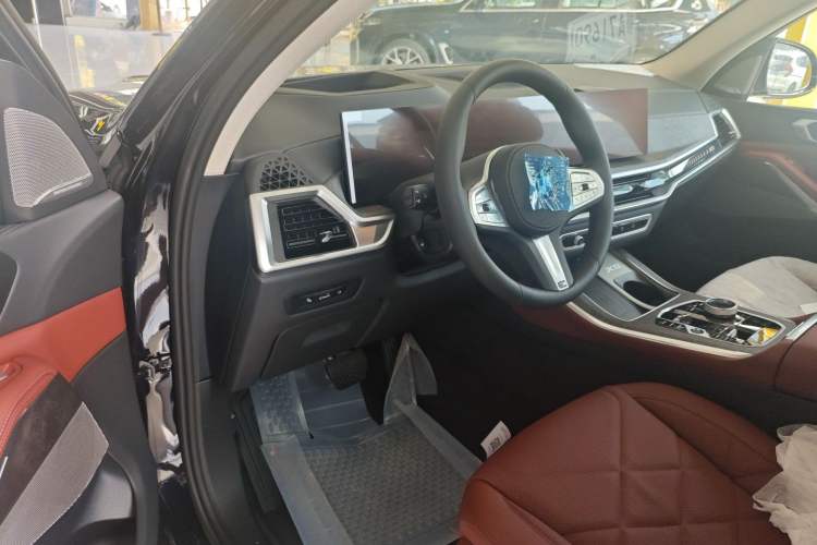 Used BMW X5 2023 xDrive 30Li Luxury M Sport Package
