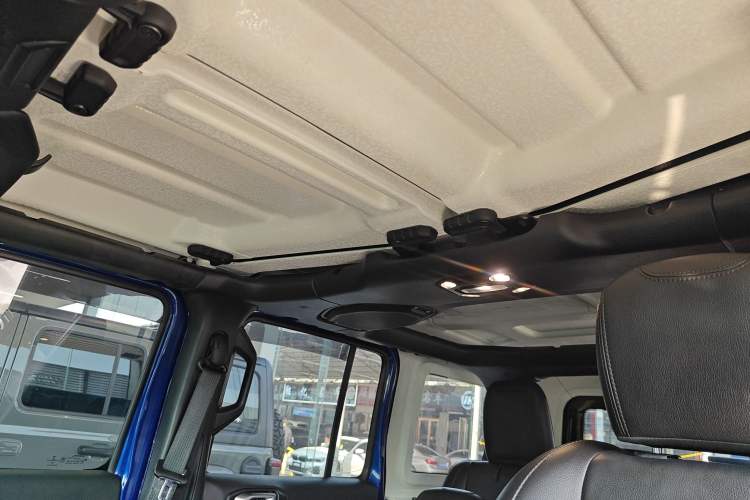 Used  Wrangler 2019 2.0T Sahara Four-Door Brilliant Top Version China VI Emission Standard