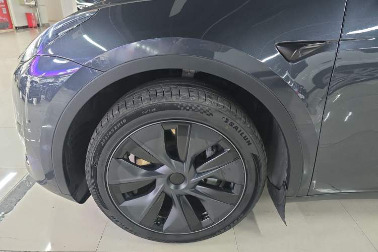 Used Tesla Model Y 2024 Long-Range All-Wheel-Drive Version
