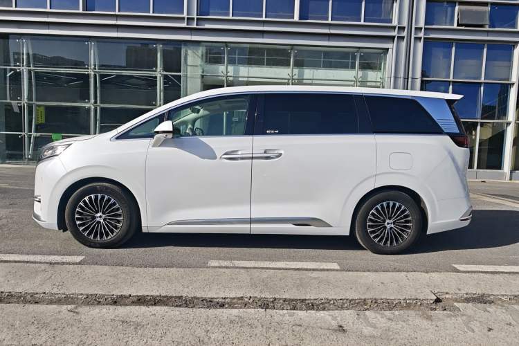 Used Denza D9 2022 DM-i 970 Four-Wheel Drive Prestige Model
