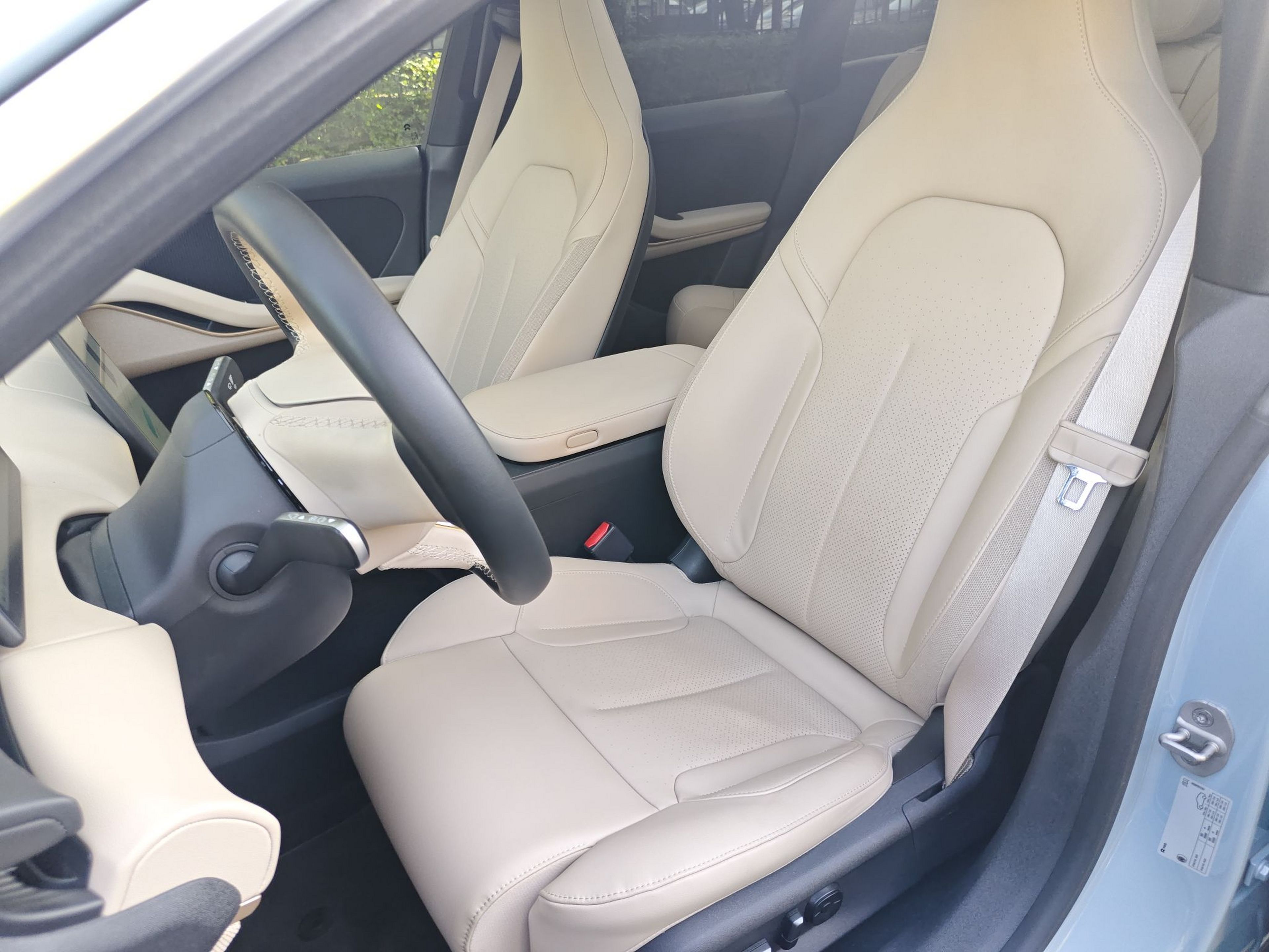 المقاعد الأمامية داخل السيارة