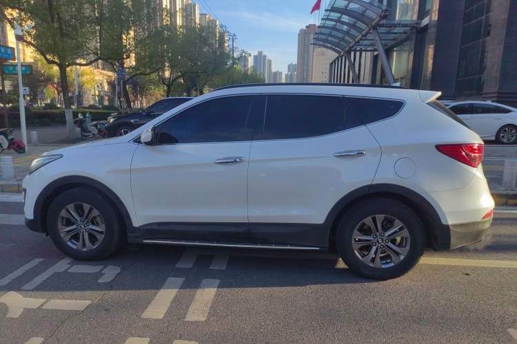 Used Hyundai Santa Fe 2013 2.4L Automatic 4x4 Smart Version
