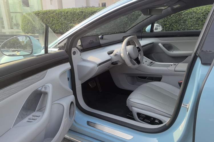 Used Hima Luxeed S7 2025 855 km Max