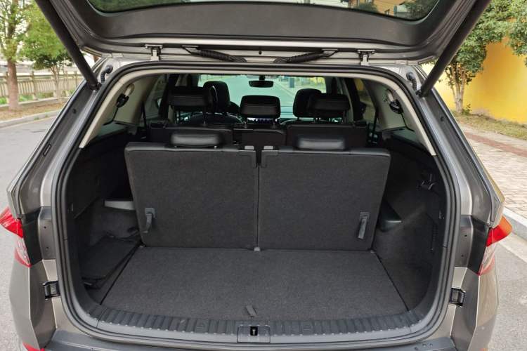 Used Skoda Kodiaq 2019 Facelifted TSI330 7-Seater Two-Wheel-Drive Luxury Enjoyment Edition China VI Standard
