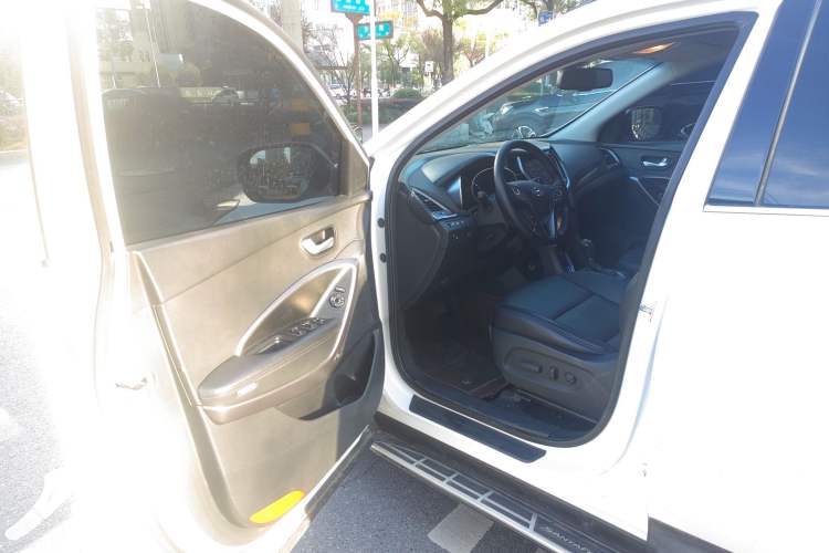 Used Hyundai Santa Fe 2013 2.4L Automatic 4x4 Smart Version
