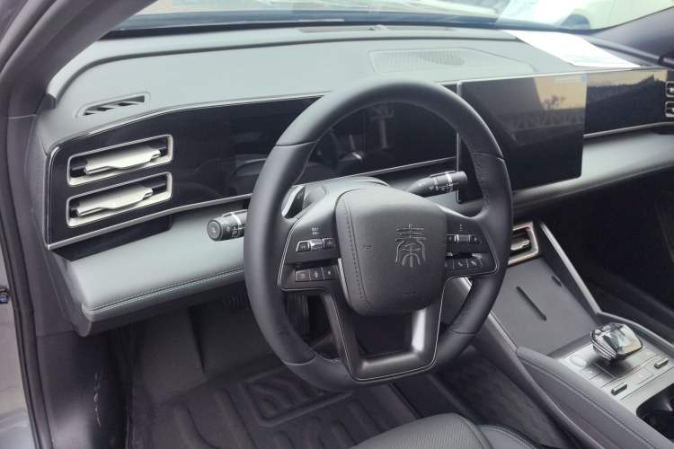 Used BYD Qin L 2025 DM-i Smart Drive 80KM Leading Model
