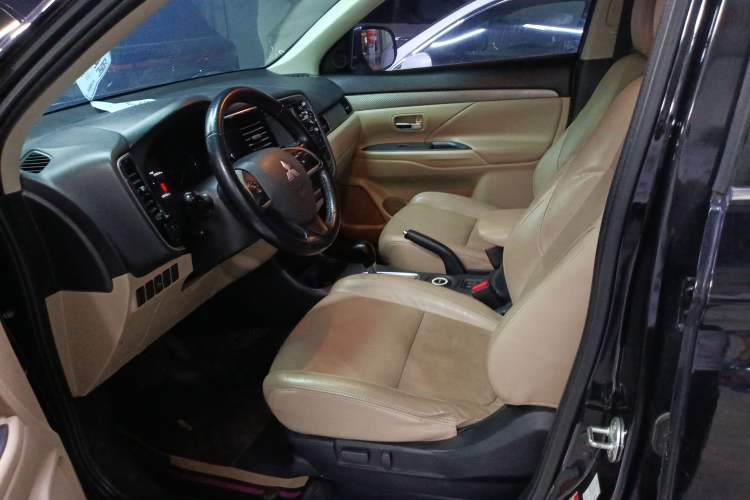 Used Mitsubishi Outlander 2013 2.4L 4x4 Luxury Navigation Edition 5 Seats
