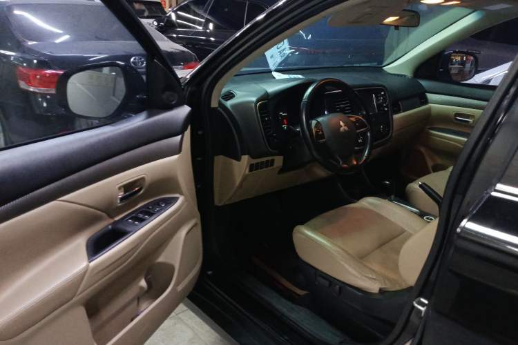 Used Mitsubishi Outlander 2013 2.4L 4x4 Luxury Navigation Edition 5 Seats
