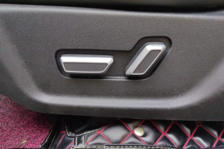 Used Geely Auto Emgrand X7 Sport 2018 1.8TD Automatic Two-Wheel Drive Smart Connect 4G Internet Edition