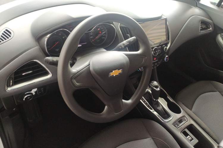 Used Chevrolet Cruze 2017 1.5L Automatic Pioneer Sunroof Edition
