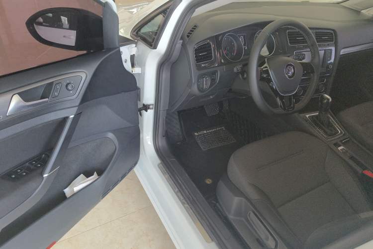 Used Volkswagen Golf 2017 230TSI Automatic Comfort Edition – Celebrating Milestone of One Million Units
