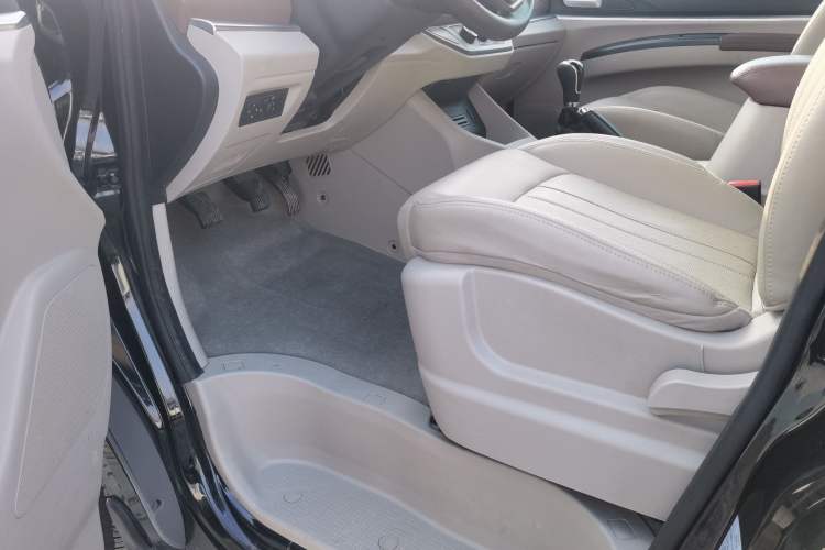 Used FORTHING Lingzhi 2019 M5L 1.6L 7-Seater Luxury Model China VI Standard
